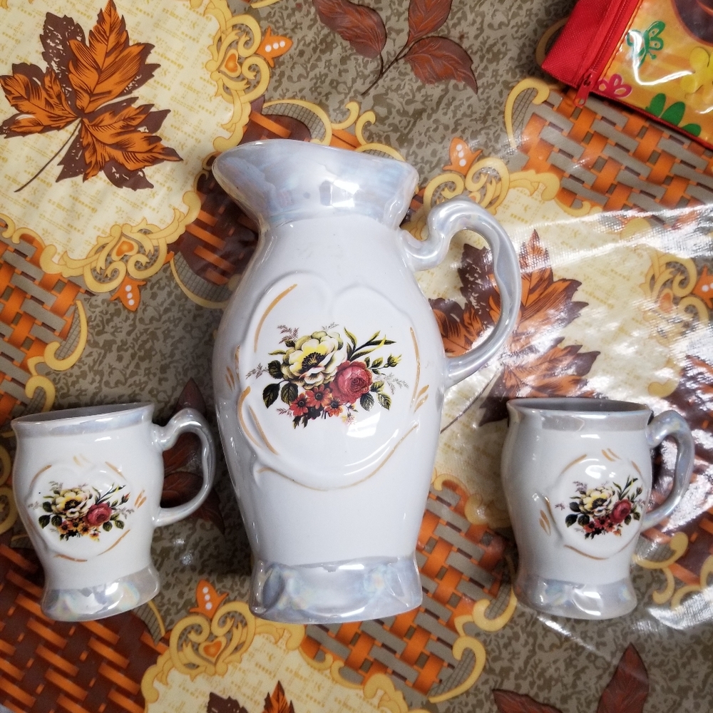 Carafe and 2 mugs